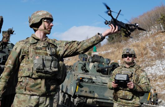 사진은 미2사단/한미연합사단 5-17대대 정보운용반 장병들이 Skydio X2D 정찰드론을 운용하는 모습.[육군 제공]