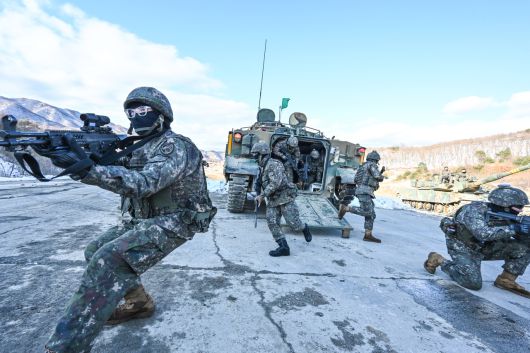 사진은 육군 수도기계화보병사단 전차대대TF 장병들이 장갑차에서 하차해 목표고지를 점령하고 있는 모습.[육군 제공]