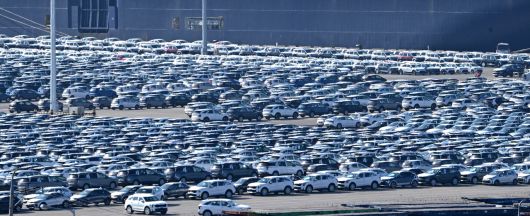 도널드 트럼프 미국 대통령이 18일(현지시간) 미국에 수입되는 자동차에 대해 25% 수준의 관세를 부가할 예정이라고 밝혔다. 트럼프 대통령은 4월 2일에 자동차 관세와 관련한 공식 발표를 할 예정이며 실제로 높은 관세가 부과된다면 한국 자동차 산업에 큰 타격이 불가피할 것으로 보인다. 19일 오전 경기도 평택항 내 자동차 전용부두에 선적을 기다리는 수출용 차량이 세워져 있다. 평택=임세준 기자