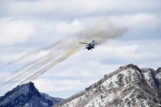 사진은 육군항공사령부 소속 AH-64E 아파치 공격헬기가 복합장애물지대 인근의 적을 기관포와 로켓으로 격멸하고 있는 모습.[육군 제공]