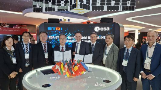 ETRI-ESA의 6G 위성통신기술 협력을 위한 MOU 협약식 참석자들이 기념촬영을 하고 있다.[ETRI 제공]