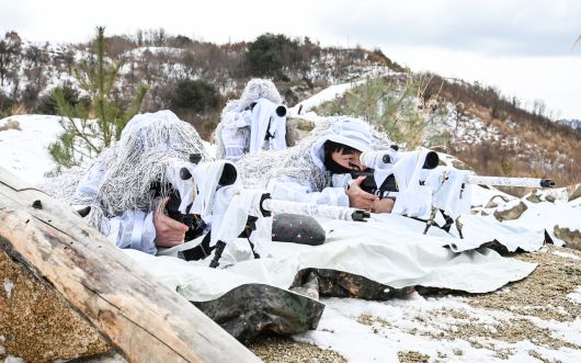 사진은 육군 수도기계화보병사단 전차대대TF 저격수가 적 지휘관을 저격하는 모습.[육군 제공]