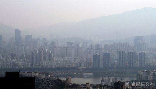 미세먼지로 시야가 흐려져 있는 한강 주변 일대[헤럴드DB]