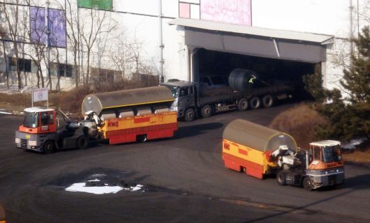 경기도 평택항에 철강제품을 싣은 차량들이 이동하고 있는 모습.