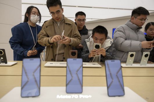 지난해 11월 출시된 화웨이의 신규 스마트폰 ‘메이트70 프로+’. 화웨이의 자회사 하이실리콘이 설계한 자체 칩 ‘기린(Kirin) 9020’가 탑재됐다. [EPA]