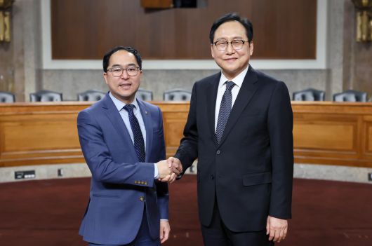 정인교(오른쪽) 산업통상자원부 통상교섭본부장이 13일(현지시간) 미국 워싱턴 D.C. 의회회관에서 앤드류 킴(Andrew Kim) 상원의원과 면담을 갖고 기념촬영을 하고 있다. 정 본부장은 면담에서  한-미 공급망 협력 강화 등 경제·통상 협력 방안을 논의했다.［산업통상자원부 제공］