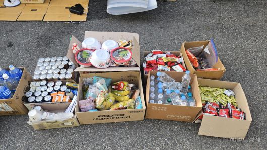 14일 오전 서울 종로구 헌법재판소 옆 골목에 우파 유튜버 등이 보낸 초코파이 등 밤샘 지원 물품이 놓여있다. 박지영 기자.