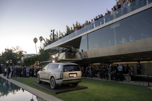 지난해 11월  미국 로스앤젤레스 골드스테인 하우스에서 열린 ‘아이오닉 9’ 공개행사 참석자들이 차량을 바라보고 있다. [현대차 제공]