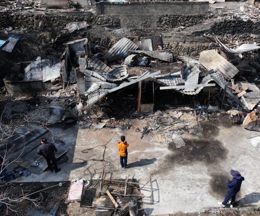 경남 산청군에서 발생한 산불 사흘째인 23일 경남 산청군 시천면 외공마을이 불에 타 있다. [연합]