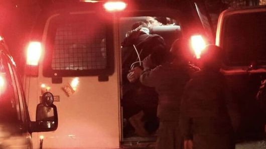 오스카 수상 팔레스타인 감독 함단 발랄이 24일(현지시간) 요르단강 서안에 있는 자신의 자택에서 이스라엘군에 의해 구금되어 끌려가고 있다. [AP]