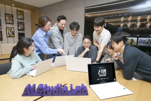 KT AI 스튜디오 랩 직원들이 ‘신병 3’의 AI 마케팅 영상 제작 도입 방안에 대해 논의하고 있다. [KT 제공]