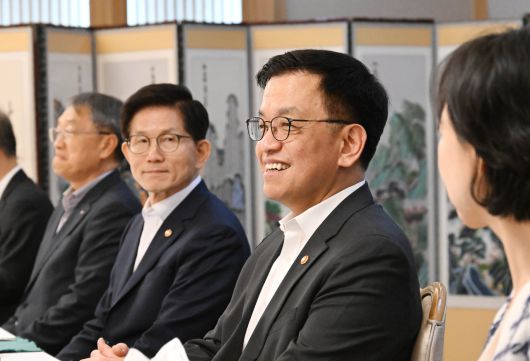 최상목 부총리 겸 기획재정부 장관이 27일 서울 종로구 정부서울청사에서 열린 ‘일자리창출 우수 9개 기업 대표 오찬간담회’에서 모두발언을 하고 있다. [기획재정부 제공]