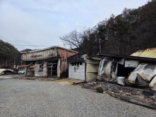 불에 탄 청송약수터 모습.[사긴=김병진 기자]