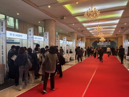 1층 상담부스에 방문객들이 가득한 모습. [정주원 기자]