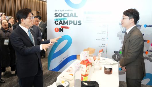 김문수 고용노동부 장관(왼쪽)이 22일 경기 시흥시 서울대학교 시흥캠퍼스 컨벤션에서 열린 2024년 사회적기업 기념행사에 참석, 행사장에 설치된 사회적 기업 부스를 둘러보고 있다. [고용노동부 제공]