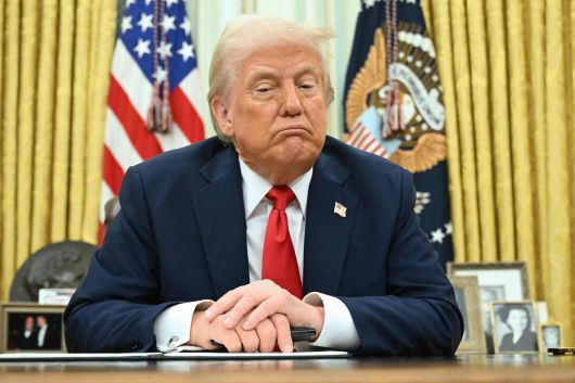 도널드 트럼프 미국 대통령이 31일(현지시간) 백악관 집무실에서 행정명령에 서명하고 있다. [AFP]