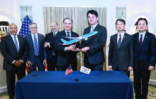 안덕근 산업통상자원부 장관(오른쪽 두번째)이 지난달 21일(현지시간) 미국 워싱턴 D.C. 월라드호텔에서 하워드 러트닉 미국 상무부 장관(왼쪽 세번째), 조원태 한진그룹 회장(오른쪽 세번째), 켈리 오트버그 보잉사 회장(왼쪽 네번째), 러셀 스톡스 GE 에어로스페이스 CEO(왼쪽 첫번째)를 비롯한 한-미 양국 정부와 기업 대표 등 관계자가 참석한 가운데 열린 ‘대한항공-보잉·GE에어로스페이스 간 협력강화를 위한 서명식’에 참석하고 있다.[연합]