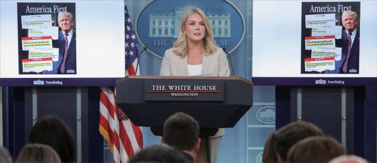 캐롤라인 레빗 백악관 대변인은 1일(현지시간) 브리핑에서 도널드 트럼프 대통령이 2일 상호관세를 발표하며 이는 그 즉시 발효된다고 말했다. [로이터]