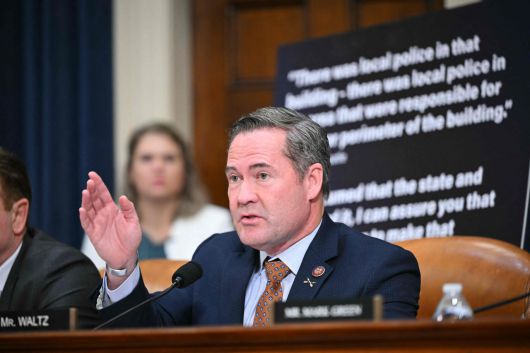 지난해 9월 마이크 왈츠 전 하원의원이 펜실베이니아주 버틀러에서 열린 도널드 트럼프 암살 미수에 관한 하원 태스크포스 청문회에서 연설하는 모습. [AFP]