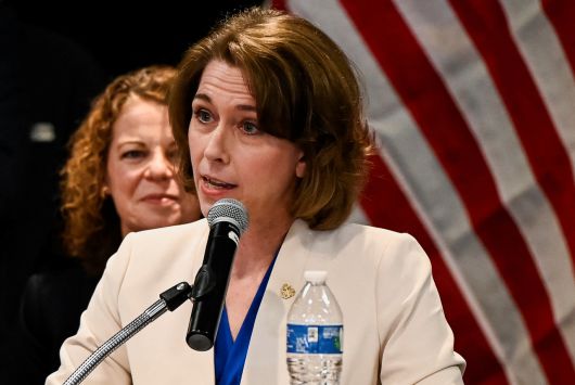 진보 성향인 수전 크로포드 후보가 1일(현지시간) 미 위스콘신주 대법관 선거에서 승리한 뒤 위스콘신주 매디슨에 있는 선거 야간 본부에서 발표하고 있다. [로이터]