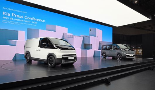 ‘2025 서울모빌리티쇼’ 기아관 ‘PBV 존’에 전시된 PV5 카고(왼쪽)와 패신저(오른쪽) [기아 제공]