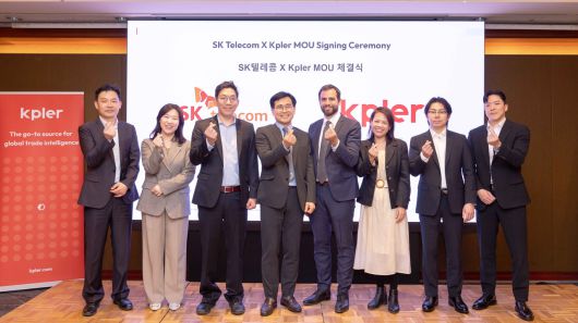 신용식(왼쪽에서 넷째) SK텔레콤 AIX 사업부장과 케플러 공동 창업자인 장 매이니어(왼쪽에서 다섯째) 회장 등이 양해각서에 서명한 후 기념 촬영하는 모습. [SK텔레콤 제공]