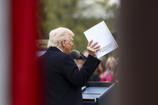 도널드 트럼프 미국 대통령이 2일(현지시간) 미국 워싱턴 DC 백악관 로즈 가든에서 미국 무역 파트너들에 대한 상호 관세를 발표하면서 미국 무역대표부의 문서를 들고 있다. [EPA]