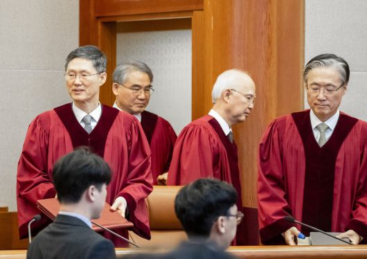 서울 종로구 헌법재판소 대심판정에서 열린 윤석열 대통령의 탄핵심판 선고. 문형배 헌법재판소장 직무대행을 비롯한 헌법재판관들이 입장하고 있다. 20254.4 사진공동취재단