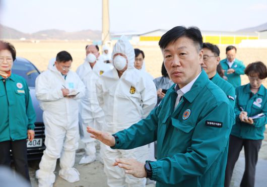 박범수 농림축산식품부 차관이 지난달 20일 구제역 방역관리 상황을 점검하고 있다.［농림축산식품부 제공］
