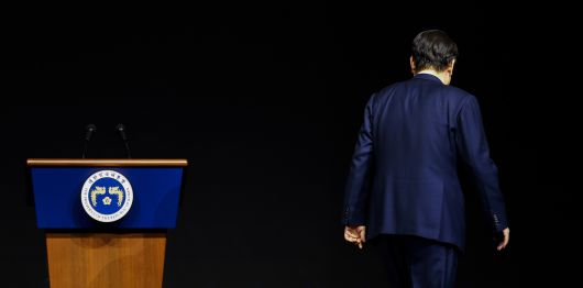 헌법재판소가 4일 윤석열 전 대통령을 파면한 가운데 북한 노동당 기관지 노동신문은 하루 뒤인 5일 “괴뢰한국에서 헌법재판소가 윤석열에 대한 탄핵을 선고했다”고 보도했다. 윤 전 대통령이 작년 3월 상공의날 기념식에 참석한 모습. [연합]