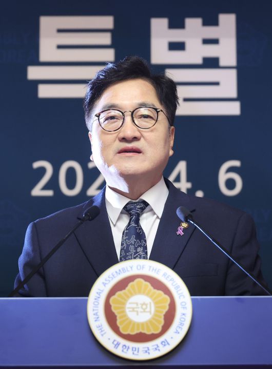 우원식 국회의장이 6일 서울 여의도 국회 사랑재에서 개헌 관련 기자회견을 하고 있다. [연합]