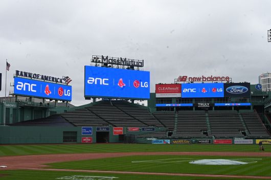 LG전자가 미국 프로야구팀 보스턴 레드삭스 홈 구장 ‘펜웨이 파크’에 메인 스코어 보드 등 차별화된 디스플레이 솔루션을 공급했다. 사진은 펜웨이 파크 곳곳에 LG전자의 LED 사이니지가 설치된 모습. [LG전자 제공]