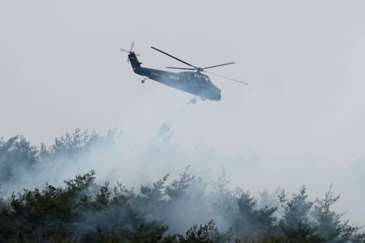 산불 진화하는 헬기.  기사와 관련이 없는 자료사진    [연합]