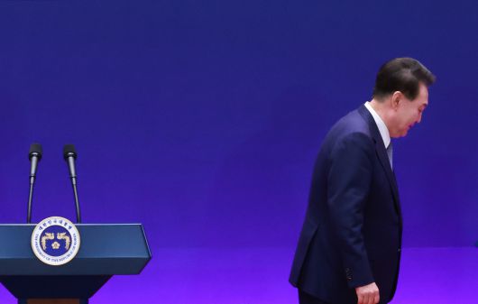 헌법재판소가 4일 윤석열 대통령 탄핵 사건에 대해 인용 선고를 했다. 탄핵 소추 111일, 변론 종결 38일 만이다. 윤 전 대통령이 작년 5월 27일 청와대 영빈관에서 열린 제9차 한일중 정상회의 공동기자회견 뒤 퇴장하는 모습. [연습]