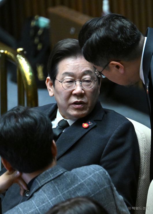 이재명 더불어민주당 대표가 3일 오후 서울 여의도 국회에서 열린 제423회 국회(임시회) 제4차 본회의에서 박찬대 원내대표와 대화하고 있다. 임세준 기자