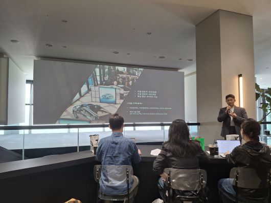 르노코리아 관계자가 르노 성수에 대한 소개를 하고 있다. [김성우 기자]