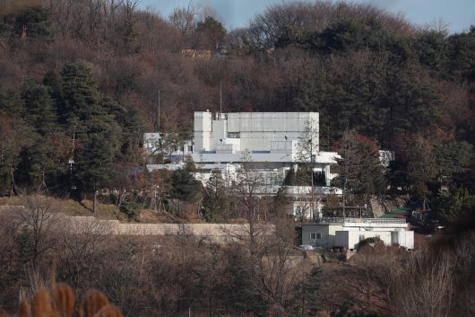 윤석열 전 대통령 파면으로 대통령을 비롯한 행정부, 입법부, 사법부, 그리고 군 주요 인사들의 관저와 공관이 몰려있는 서울 용산구 한남동 ‘공관촌’의 대대적인 ‘용도변경’이 예고되고 있다. 대통령 관저 전경.  [연합]