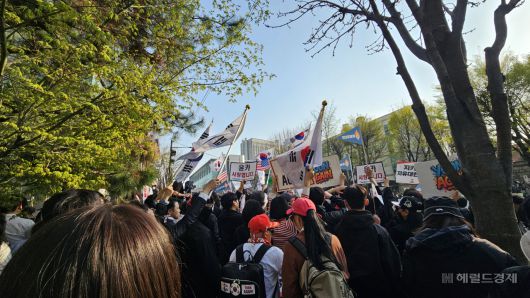 11일 오후 5시 30분께 윤 전 대통령 지지자들이 서울 서초동 사저 앞에 모여있다. 박지영 기자.