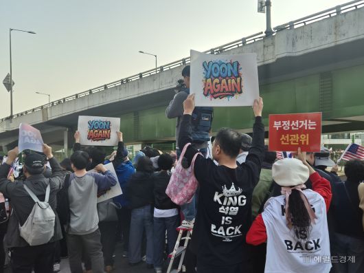 11일 오후 5시께 서울 한남동 관저에는 경찰 비공식 추산 약 1500여명 가량의 윤석열 전 대통령 지지자들이 몰려들었다. 김도윤 기자.