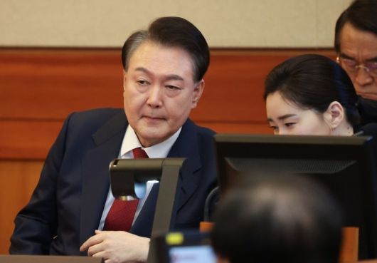 윤석열 대통령이 서울 종로구 헌법재판소에서 열린 탄핵심판 8차 변론에서 변호인단과 대화하고 있다. [연합뉴스]