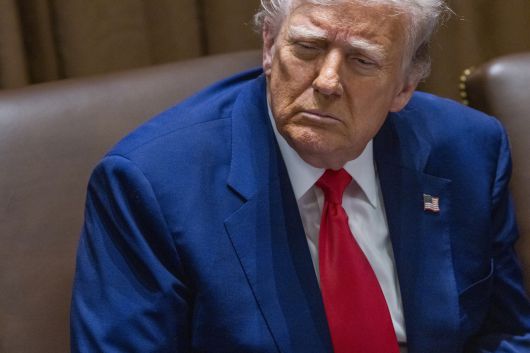 도널드 트럼프 미국 대통령이 10일(현지시간) 미국 워싱턴DC 백악관 내각 회의실에서 열린 국무회의에서 발언을 듣고 있다.  [EPA]