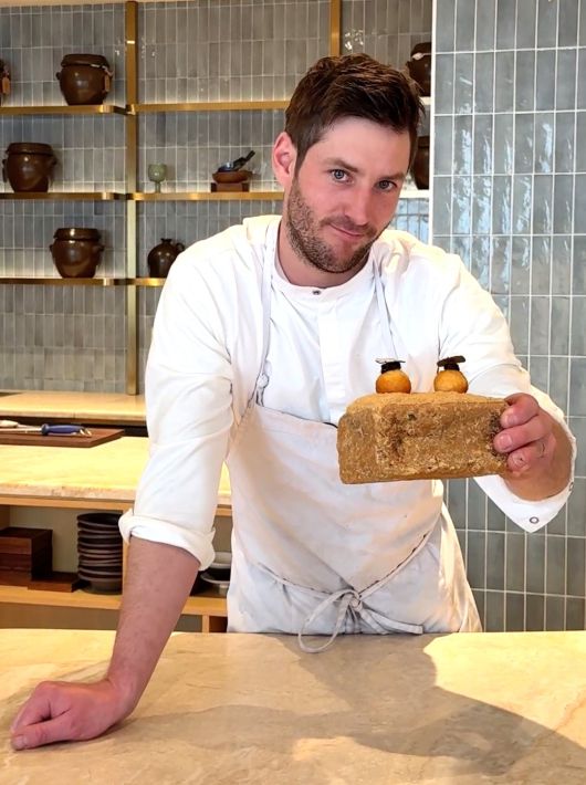 조셉 셰프가 메주를 활용한 요리를 들어보이고 있다. 채상우 기자