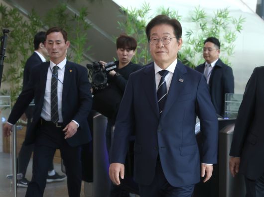 이재명 전 더불어민주당 대표가 11일 오전 서울 여의도 국회 소통관에서 ‘비전 선포식 및 캠프 일정 발표’ 기자회견을 마치고 이동하고 있다. 이상섭 기자