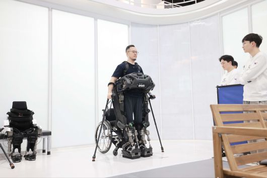 김승환 연구원이 웨어러블 로봇을 시연하고 있다.[KAIST 제공]