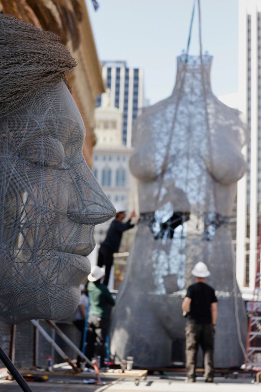 미국 캘리포니아에 설치된 벌거벗은 조각상 [AP]