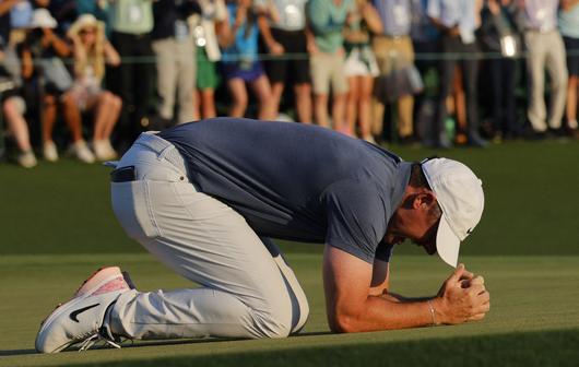 매킬로이가 마스터스 우승을 확정한 후 18번홀 그린에 엎드려 눈물을 쏟는 모습   [로이터]