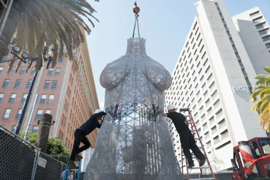 미국 캘리포니아에 설치된 벌거벗은 조각상 [AP]