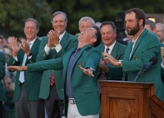 매킬로이가 전년도 챔피언 스코티 셰플러가 입혀준 그린재킷을 입고 행복해 하고 있다.  [로이터]
