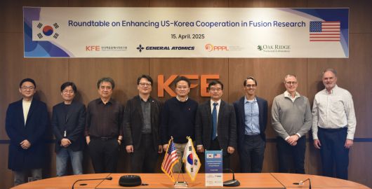 ‘한·미 핵융합 연구 협력 전문가 회의’ 주요 참석자들이 기념촬영을 하고 있다.[한국핵융합에너지연구원 제공]