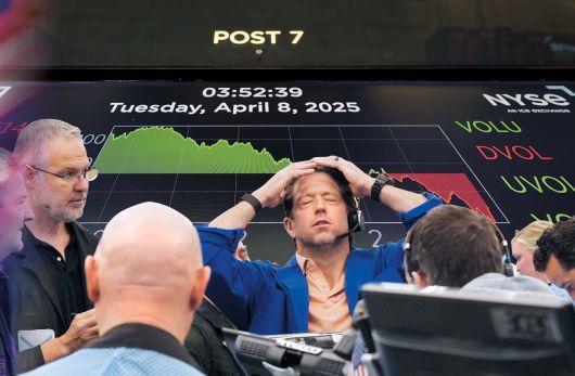 미국 뉴욕증권거래소에서 지난 8일(현지시간) 채권트레이더가 시장 급등락에 괴로운 표정을 짓고 있다. [로이터]